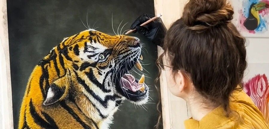 Künstlerin Sarah Blaßnig in Action