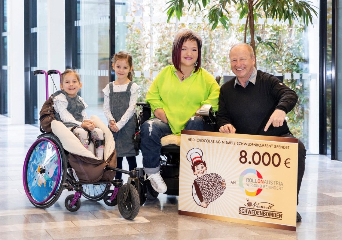 TV-Moderator Harry Prünster überreicht Marianne im Namen von Niemetz den Scheck