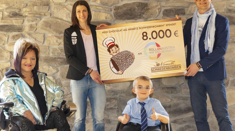 Skeletonpilotin Janine Flock unterstützt süße Schwedenbomben-Aktion