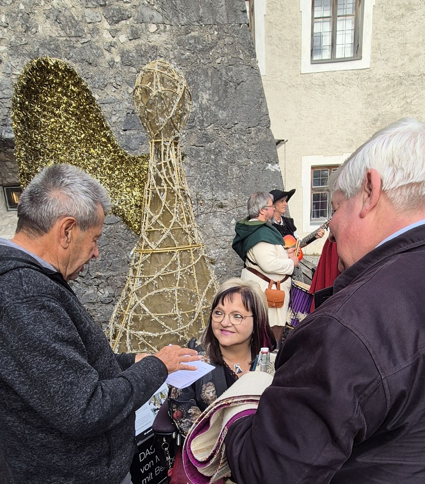 Eine Gruppe von Leuten vor dem Denkmal für das behinderte Leben