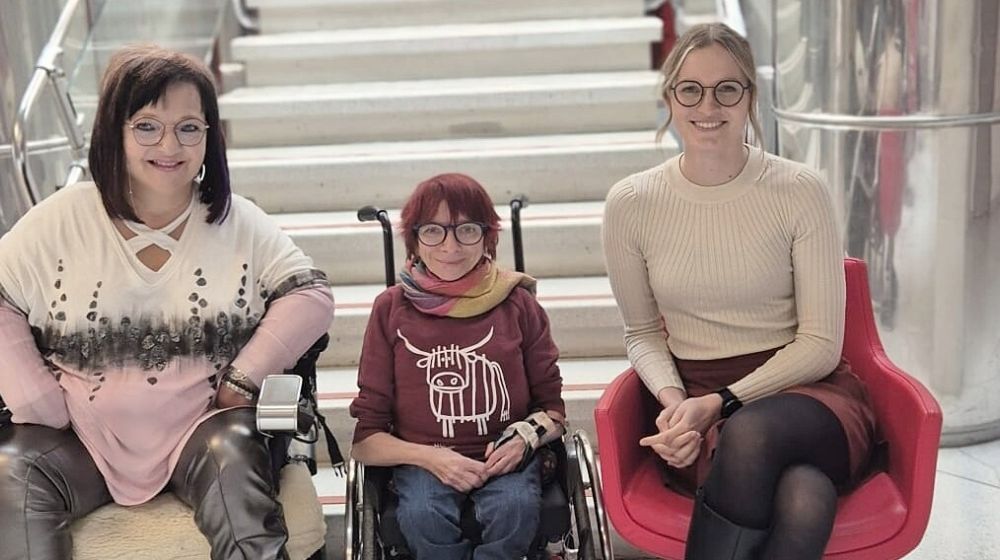 Stefanie Gründler ist Gast von Marianne Hengl und Diana Foidl in ORF Radio Tirol "Stehaufmenschen"