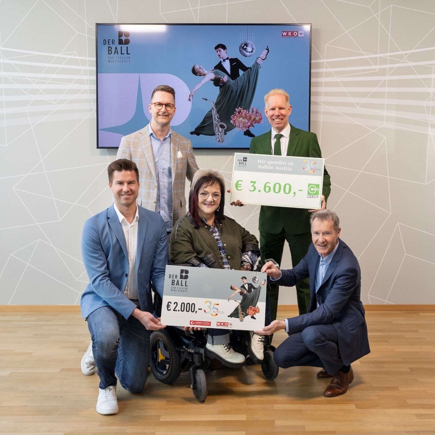 Hinten – von links nach rechts: Jurij Pfauser, Obfrau-Stellvertreter RollOn Austria; Paul Vyskovsky, Institutsleiter und Geschäftsführer des WIFI Tirol Vorne – von links nach rechts: Elias Tollinger, Casinos Austria; Marianne Hengl, Obfrau RollOn Austria; Gregor Leitner, Direktor der Wirtschaftskammer Tirol