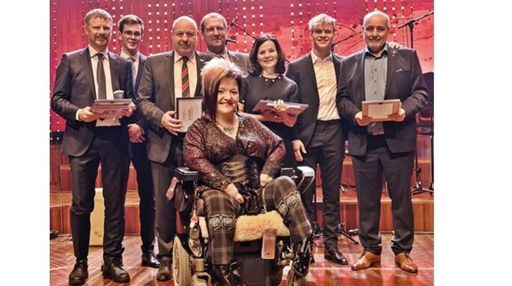 Erstmals wird das RollOn-Ehrenzeichen verliehen