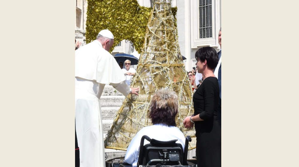 Papst Franziskus ernennt RollOn-Obfrau Marianne Hengl zur „Botschafterin des behinderten Lebens"